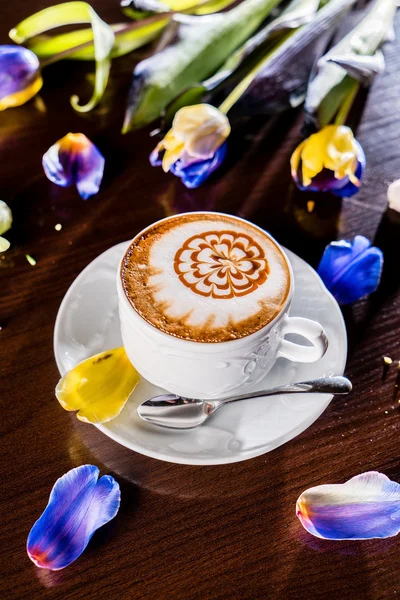 Φλυτζάνι του cappuccino στο πιάτο — Φωτογραφία Αρχείου