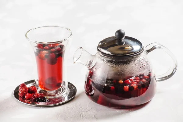Teáskanna, üveg, bogyó tea — Stock Fotó
