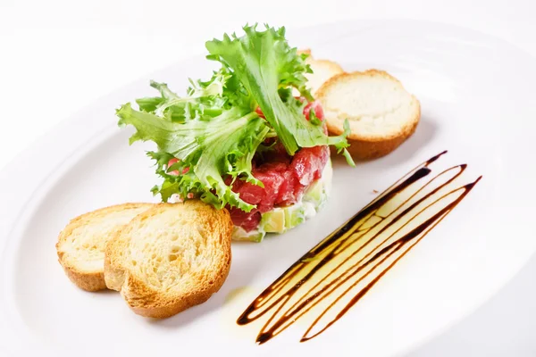 Tuna tartar on plate — Stock Photo, Image