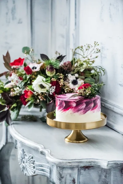 Gâteau de mariage avec des fleurs — Photo