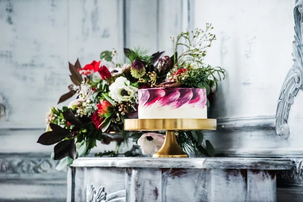 Esküvői torta virágokkal — Stock Fotó