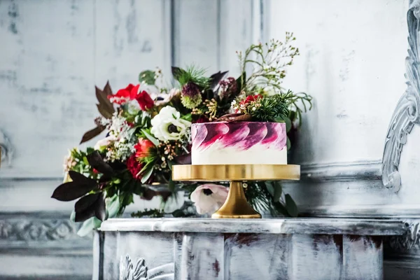 花と結婚式のケーキ — ストック写真