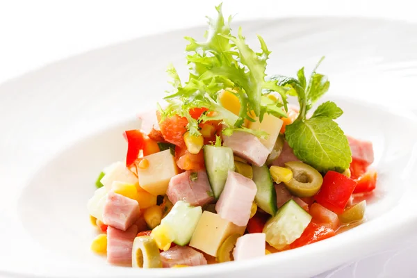 Salada saborosa em prato — Fotografia de Stock
