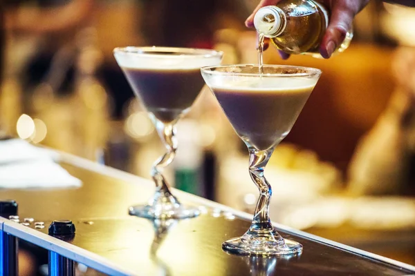Bartender making cocktail — Stock Photo, Image