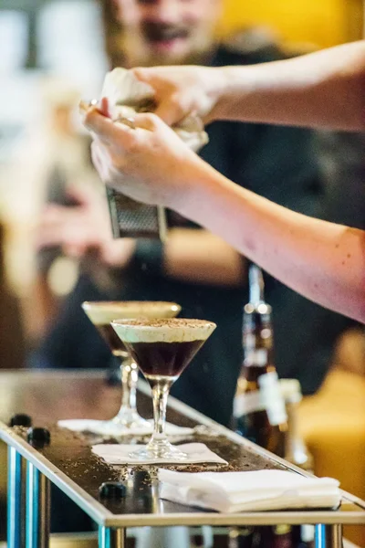 Bartender making cocktail — Stock Photo, Image