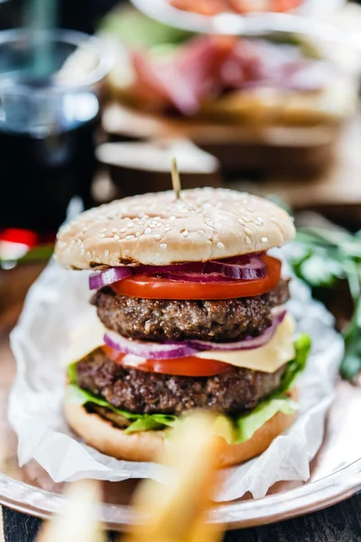 Délicieux hamburger savoureux — Photo