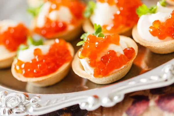 Leckere Häppchen mit Kaviar — Stockfoto