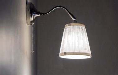 duvarda güzel lamba   