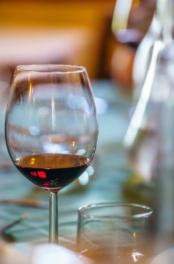 şarap tadımı işlemi