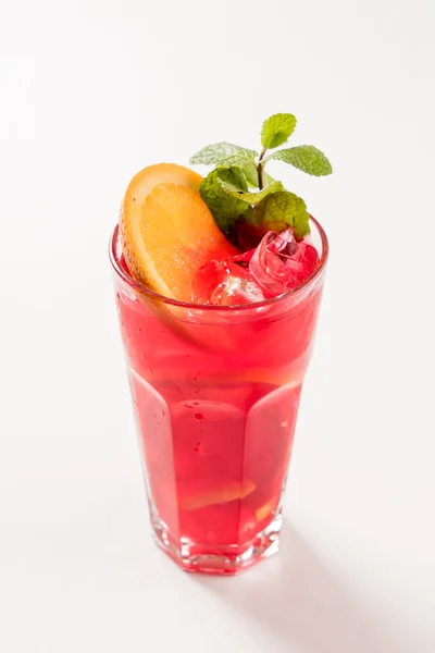 Alcohol cocktail op wit — Stockfoto