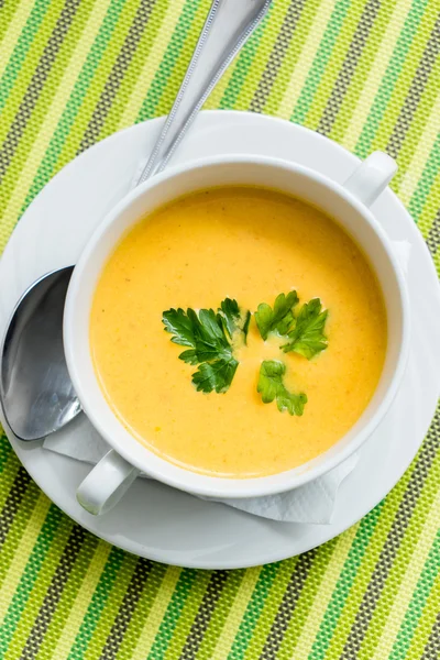 Soupe de citrouille dans une assiette — Photo