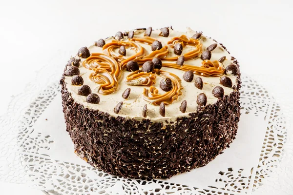 Karamel taart op wit — Stockfoto