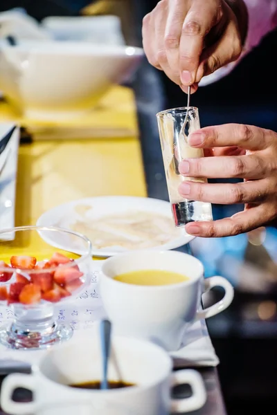 Professionele chef-kok op het werk — Stockfoto