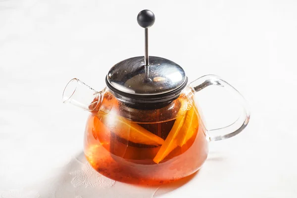 鍋に新鮮な紅茶 — ストック写真