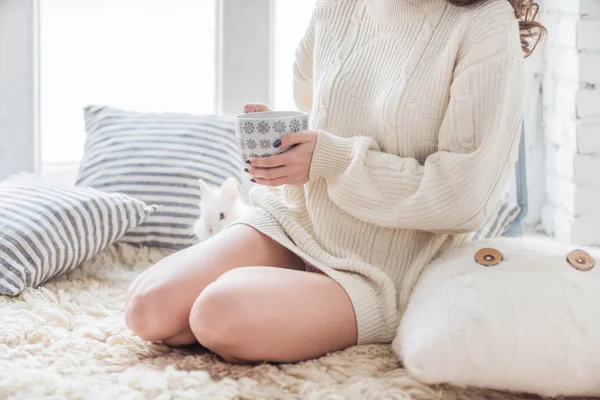 핫 초콜릿의 컵을 가진 여자 — 스톡 사진