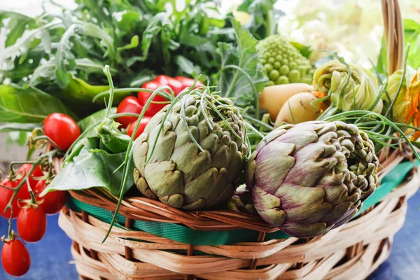 Fresh vegetables in basket — Stock Photo, Image