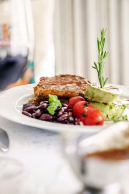 Izgara sebzeli biftek.