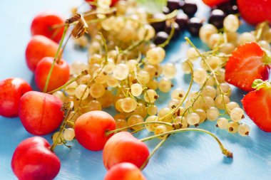 Taze meyveler yakın.