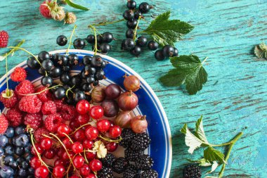 taze çilek plaka üzerinde
