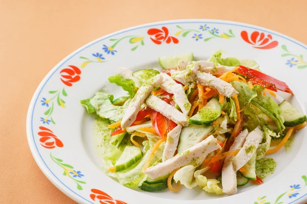 Salat mit frischem Schinken — Stockfoto