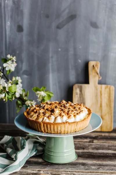 Tarte meringue sur assiette — Photo