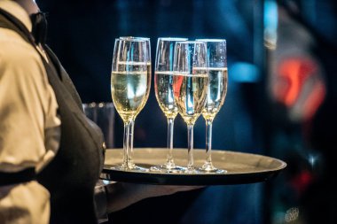 Şampanya gözlüklü garson