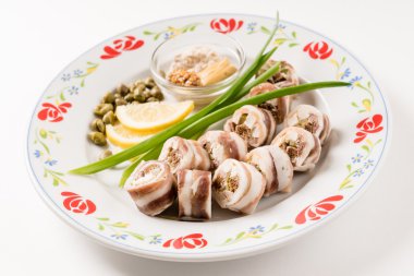 etli meze tabağı üzerinde