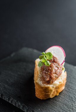 İspanyol meze plaka üzerinde