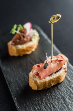 İspanyol meze plaka üzerinde