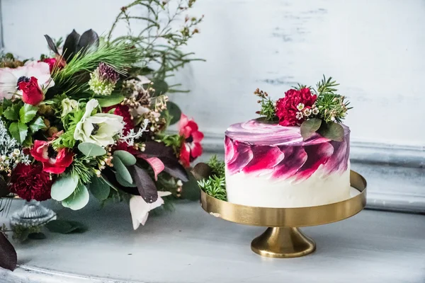 Bolo de casamento com flores — Fotografia de Stock