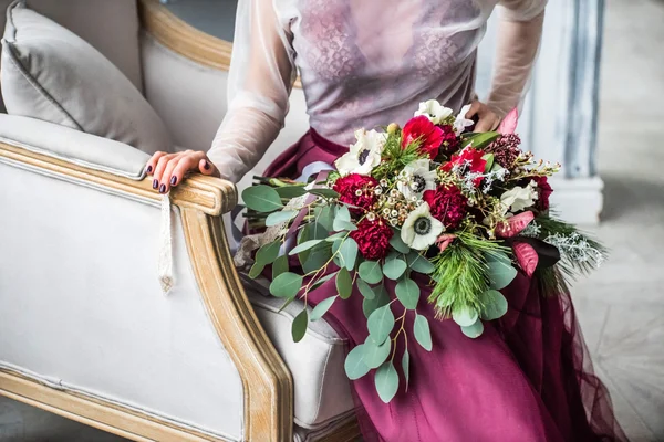 Kobieta z ślub kwiaty — Zdjęcie stockowe