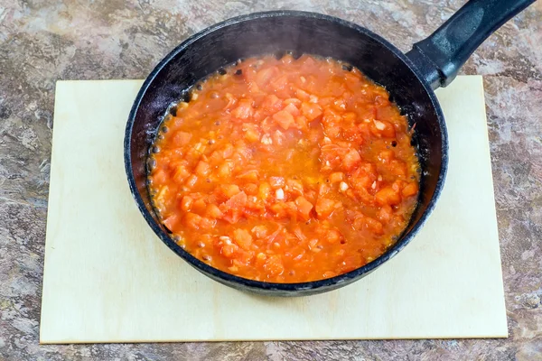 Tomates hachées dans une casserole — Photo