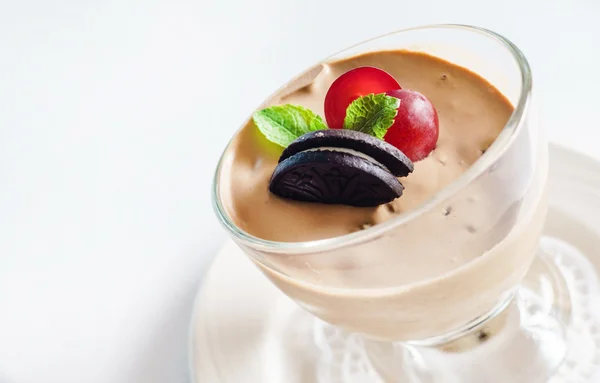 Dessert al cioccolato in bicchieri su sfondo bianco — Foto Stock