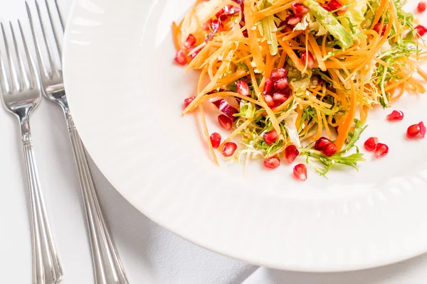 Insalata di verdure su piatto — Foto Stock