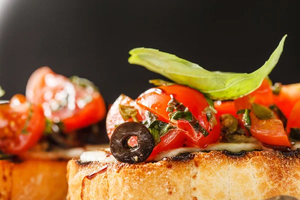 Bruschetta con tomates y mozarella — Foto de Stock