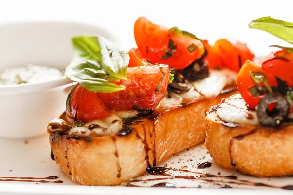 Bruschetta con tomates y mozarella —  Fotos de Stock