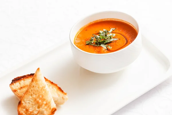 Sopa de tomate em prato — Fotografia de Stock