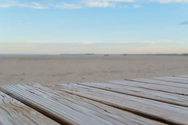 Plancher ou en bois sur la plage — Photo