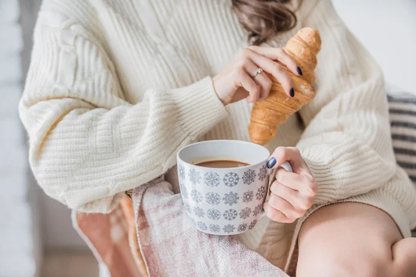 Woman with coffee and croissant — Stock Photo, Image