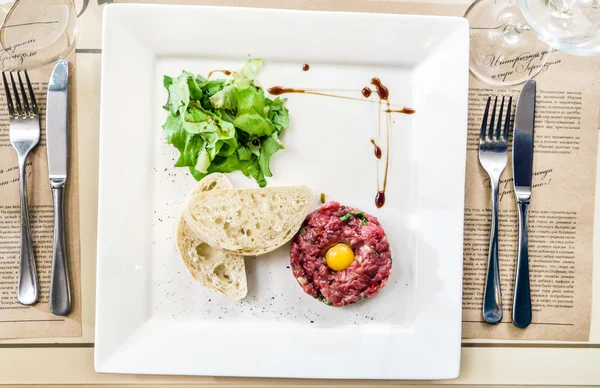 Carne bovina com tártaro — Fotografia de Stock