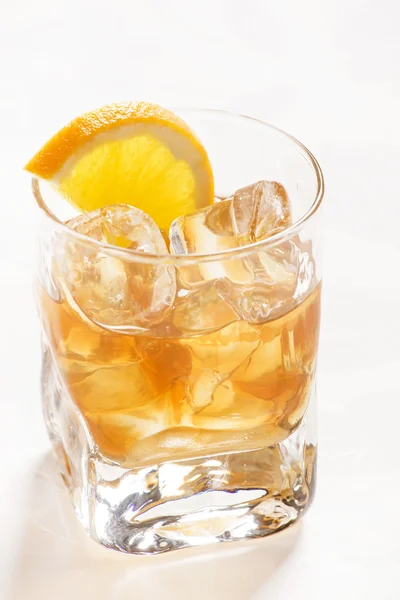 Cocktail com laranja no branco — Fotografia de Stock