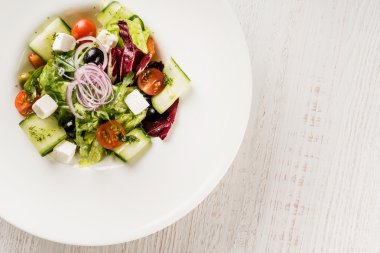 plaka üzerinde Yunan salatası