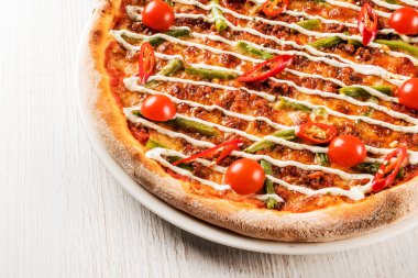 beyaz üzerine lezzetli pizza