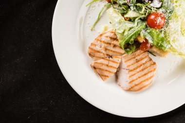 Tavuk biftek salatası ile