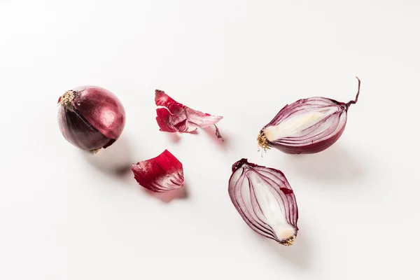 Cebollas rojas sobre blanco — Foto de Stock