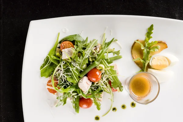 Salade avec vinaigrette sur assiette — Photo