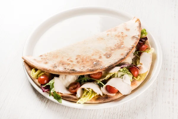 Sandwich pizza på tallrik — Stockfoto