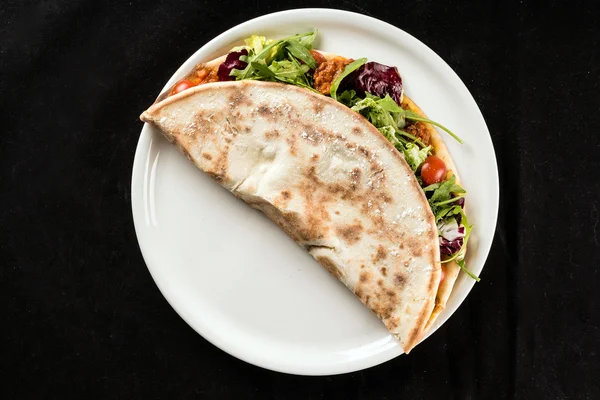 Sandwich pizza på tallrik — Stockfoto