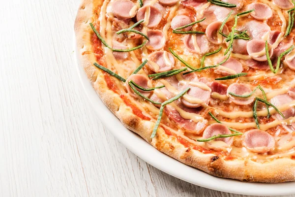 화이트에 맛 있는 피자 — 스톡 사진