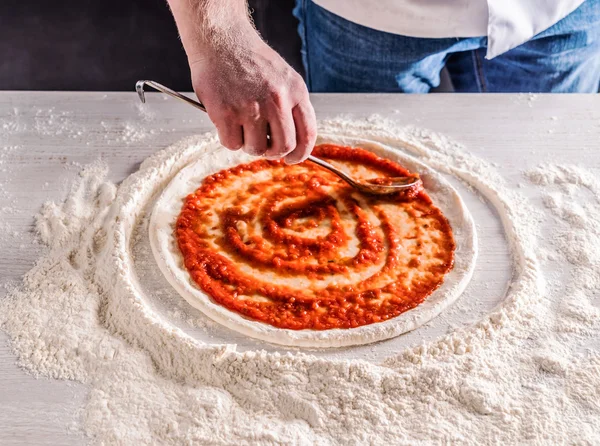 Koch macht Pizza — Stockfoto